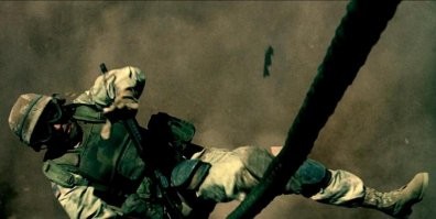 Орландо Блум в фильме "Падение черного ястреба" срывается с каната в самом начале боевой операции. На этом его роль заканчивается.