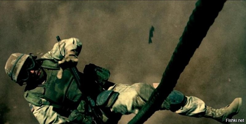 Орландо Блум в фильме "Падение черного ястреба" срывается с каната в самом начале боевой операции. На этом его роль заканчивается.