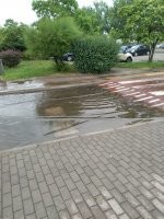 Грамотно сделанный пешеходный переход. И машина перед ним притормозит, и пешеходы в другом месте не пойдут.