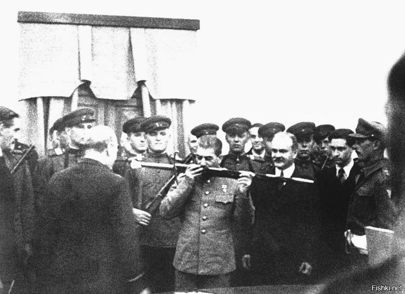 После Сталинграда англосаксы зауважали СССР.29 ноября 1943 года в Тегеране Черчилль вручил Сталину меч короля Георга в знак восхищения британцев защитниками Сталинграда.