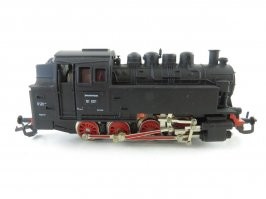 Круто! У меня изначально попроще набор был: дорога в форме круга, не очень большого, паровоз и три вагона, вот такие (перерыл Интернет, но "своего" набора в сборе не нашёл...):