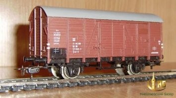 Круто! У меня изначально попроще набор был: дорога в форме круга, не очень большого, паровоз и три вагона, вот такие (перерыл Интернет, но "своего" набора в сборе не нашёл...):