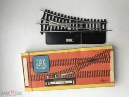 Потом докупались рельсы, прямые и закруглённые, перекрёстки, стрелки (вот такая точно была)... Склеиваемые модели зданий: станции и прочая инфраструктура. 
Это было волшебство!