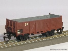 Круто! У меня изначально попроще набор был: дорога в форме круга, не очень большого, паровоз и три вагона, вот такие (перерыл Интернет, но "своего" набора в сборе не нашёл...):