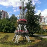 Да этих Эйфелей по России предостаточно, кое-где они даже тем же функционалом обладают, аля радиовышка, базовая станция и т.д. Вот например у меня рядом с домом. Москва, район Митино.