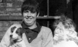 Подобные фото - однозначная подделка без всяких исследований. Таких было полно со времён первых мистификаций 19 века. Если фотографировали просто человека с собакой, то почему он не посередине кадра?