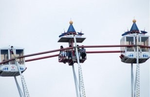 На колесе обозрения на ВДНХ прикольно было катать девченок в открытой кабине,  эх... нет его больше...