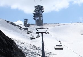 В Альпах я катался на таком подъёмнике.
Хочешь, можешь опустить поручень. Хочешь, можешь просто свободно сидеть, как на фотках в посте.