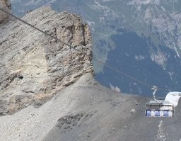 В Альпах я катался на таком подъёмнике.
Хочешь, можешь опустить поручень. Хочешь, можешь просто свободно сидеть, как на фотках в посте.