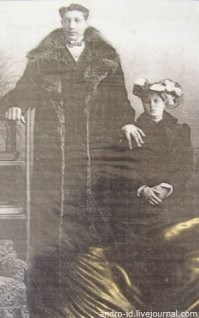 Федор Андреевич Махнов родился 6 (18-го по новому стилю) июня 1878 года в деревне Костюки Старосельской волости Витебского уезда.

Федор родился настолько крупным ребенком, что мать его умерла при родах. В основном воспитывали его бабушка с дедушкой. С 8 лет мальчик стал очень быстро расти, при этом очень много спал. В 12 лет рост Феди достиг двух метров. Другие дети смеялись над ним из-за роста. За это он снимал с них шапки и вешал их на конек крыши бани или сарая. Из-за роста сына отцу Федора пришлось перестраивать избу, поднимая потолки. С увеличением роста росла и сила мальчика. Он мог поднять взрослого человека, самостоятельно тянуть телегу с сеном, помогал в строительстве домов, поднимая тяжелые бревна. Местный помещик Корженевский нанял мальчика очищать русло Зароновки от камней возле его водяной мельницы. Вода в речке всегда была очень холодная и Федор на всю жизнь застудил ноги.

В 14 лет мальчик с отцом поехал в Витебск на Полоцкий рынок. Там его заметил Отто Билиндер, владелец немецкого цирка, гастролировавшего в Витебске. Предприимчивый немец быстро сообразил какие выгоды можно извлечь из роста мальчика и предложил Фединому отцу отпустить сына в Германию - выступать в цирке. Отец согласился и Федор уехал в Европу. До 16 лет Отто Биллиндер обучал Федю цирковому искусству и немецкому языку. И вообще хорошо относился к подростку. В 16 лет Федор Махнов подписал с Отто контракт и начал выступать в цирке. В цирке Федор показывал свою силу и рост: поднимал платформу с игравшим, на ней, оркестром из 3-х человек, гнул и распрямлял подковы и железные прутья, разбивал кирпичи ударом ладони. Также участвовал в борцовских турнирах. Выступления продолжались 8 лет и на Родину Федор вернулся обеспеченным человеком.

Приехав в родные места Федор Махнов купил у уезжавшего во Францию помещика Корженевского усадьбу (хутор), землю и водяную мельницу, возле которой работал в детстве. Дом помещика Федор перестроил под свои размеры и вкус. Из Германии Отто Билиндер прислал ему мебель. Хутор, где жил Махнов, в народе прозвали Великановым.
В настоящее время от усадьбы осталась только часть каменного фундамента и несколько фруктовых деревьев.

Также Федор решил жениться. Подходящую по росту невесту найти оказалось нелегко. В конце концов поиски увенчались успехом, и женой Федора стала сельская учительница Ефросинья Лебедева. Она была ростом 185 см, на целый метр ниже мужа.

В 1905 году, после рождения двух детей, Федор с семьей отправился путешествовать по миру. Он объездил Европу, побывал в Америке. Махнов удостаивался аудиенций у Папы Римского, немецкого канцлера и президента США Теодора Рузвельта. Папе Римскому так понравилась маленькая дочка Федора Мария, что он снял с себя золотой крестик на цепочке и подарил девочке.

В путешествии, Федору часто предлагали заключить контракт о том, чтобы после смерти его скелет достался ученым для научных целей. Федор отказался, испугавшись что его могут убить из-за скелета, и вернулся на свой хутор.

В 1911-12 годах у Махновых рождается ещё трое детей. Таким образом, у Махновых всего было пятеро детей. Ни один из них не вырос выше двух метров.

В августе 1912 года Федор скончался от болезни легких. Ему было только 34 года.

Похоронили высочайшего человека планеты на кладбище деревни Костюки. Поставили металлическую ограду и гранитный памятник, который сохранился по сей день.

Памятник на могиле Федора пострадал от пуль в 1943-44 годах, когда здесь шли жаркие бои. На памятнике неверно указаны рост и возраст Федора. Жена великана хотела это исправить, но так и не исправила - помешали начавшаяся Первая мировая война, а затем революция.

Но это не конец истории Федора. В 30-х годах жене Федора предложили продать скелет великана за 5 тысяч рублей. Это были большие деньги по тем временам и она согласилась. Ученые выкопали гроб, вынули скелет, одежду положили обратно в гроб и закопали. Скелет увезли в Минск, в один из институтов. Во время войны здание института было разрушено, а скелет гиганта пропал.