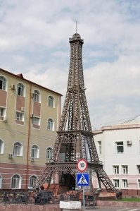 Хе! Кусочек Франции, по крайней мере, был на территории завода Электрокабель на м. Авиамоторная в Москве... Давно не был там. Стоит ли?