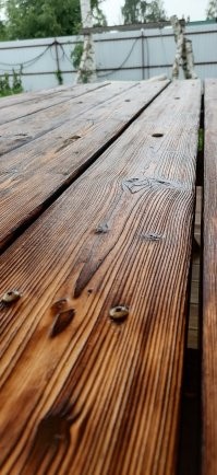 по поводу сосны, просто надо заморочиться с обработкой, был стол со скамейкой из "обрезков" навеса на террасу, за 5 лет "пообтерся" решил его обновить(брошировал) - вот что вышло)