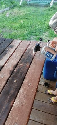 по поводу сосны, просто надо заморочиться с обработкой, был стол со скамейкой из "обрезков" навеса на террасу, за 5 лет "пообтерся" решил его обновить(брошировал) - вот что вышло)