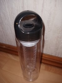 Для чего это? Подарено индусятской компанией, сверху непонятная пробка - пить оттуда неудобно, изначально бумага подразумевавшая куски фруктов во внутренней емкости