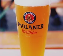 Пиво пью редко, но если уж прям вкус на кончике языка - то это будет пшеничный паулайнер. И, да - лучше всего в хорошем баре. Душевно и вкусно