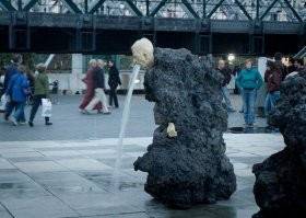 Фонтан Рвота, Лондон, Англия.
В России следовало бы поставить перед избирательным участком.