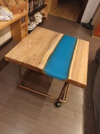 Журнальный столик с эпоксидкой.