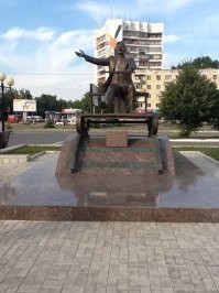 Йошкар-Ола в 2012 г. Фото мои.
Автор выражает СВОЕ чисто субъективное мнение. Но с кем бы я не разговаривал с йошкаролинцами, ВСЕ с гордостью рекомендовали посетить "Голландскую" набережную и другие набережные. 
Автор очень сетовал об отсутствии перекусить. Наверное "12 апостолов" ему оказались не по карману.