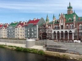 Йошкар-Ола в 2012 г. Фото мои.
Автор выражает СВОЕ чисто субъективное мнение. Но с кем бы я не разговаривал с йошкаролинцами, ВСЕ с гордостью рекомендовали посетить "Голландскую" набережную и другие набережные. 
Автор очень сетовал об отсутствии перекусить. Наверное "12 апостолов" ему оказались не по карману.