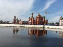 Йошкар-Ола в 2012 г. Фото мои.
Автор выражает СВОЕ чисто субъективное мнение. Но с кем бы я не разговаривал с йошкаролинцами, ВСЕ с гордостью рекомендовали посетить "Голландскую" набережную и другие набережные. 
Автор очень сетовал об отсутствии перекусить. Наверное "12 апостолов" ему оказались не по карману.