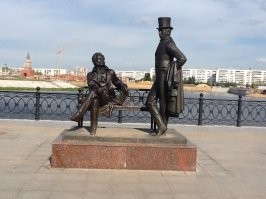 Йошкар-Ола в 2012 г. Фото мои.
Автор выражает СВОЕ чисто субъективное мнение. Но с кем бы я не разговаривал с йошкаролинцами, ВСЕ с гордостью рекомендовали посетить "Голландскую" набережную и другие набережные. 
Автор очень сетовал об отсутствии перекусить. Наверное "12 апостолов" ему оказались не по карману.