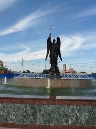 Йошкар-Ола в 2012 г. Фото мои.
Автор выражает СВОЕ чисто субъективное мнение. Но с кем бы я не разговаривал с йошкаролинцами, ВСЕ с гордостью рекомендовали посетить "Голландскую" набережную и другие набережные. 
Автор очень сетовал об отсутствии перекусить. Наверное "12 апостолов" ему оказались не по карману.