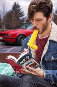 "BMW до хорошего не доведет!": в Питере полуголый водитель иномарки предался медитации посреди КАД