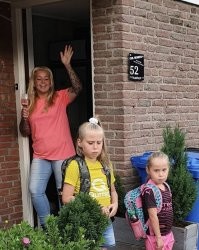 Муж на работу, дети в школу, шкура - за винишко и по телефону с подружками пи*деть. Это типа здорово? Вот  потому и жениться не хочу.