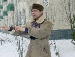 Эй, гражданина! Ты туда не ходи, ты сюда ходи. А то ящик в башка попадёт. Совсем мёртвый будешь!