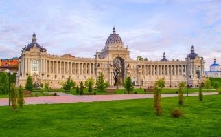 Это также как насчет дворца земледельцев в Казани. От восторженных откликов до призывов немедленно снести этот кошмар. А по мне, вот, прекрасно. Подобное сооружение вполне достойно, чтобы быть украшением Вены или Флоренции. По любому лучше, чем бетонно-стеклянный модернизм. Вот и Йошкар-Ола приобрела неповторимый самобытный облик.