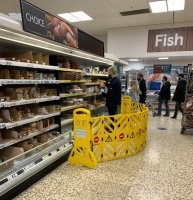 "Британские покупатели так отчаянно хотят купить пирог по выгодной цене, что вокруг работника магазина установили баррикаду".


??? Аффтар, бредишь. Это просто переучёт товара.