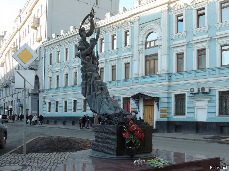 Если будете гулять по Москве, зайдите на Солянку к этому памятнику...Просто положите цветы или бутылочку воды, которой им так не хватало...