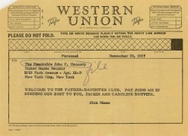 Вице-президент Никсон поздравляет сенатора Джона Ф. Кеннеди с рождением дочери.