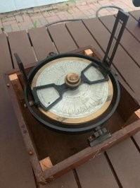 Это не пелорус, это пеленгатор магнитного компаса или репитера гирокомпаса.