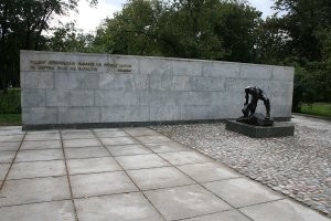 А я думал, что правильно уложили "...камни можно вытаскивать голыми руками" Еще до революции 17 года была поговорка "
Булыжник   оружие пролетариата"