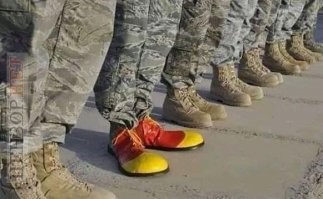 Я не понял, почему, по форме одет только один?