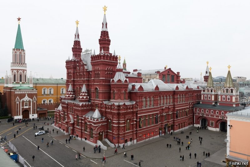 Это Исторический музей. Крыша у него белая. И вообще,  Московский Кремль почти до 1917 года красили в белый цвет. При Советской власти перестали...