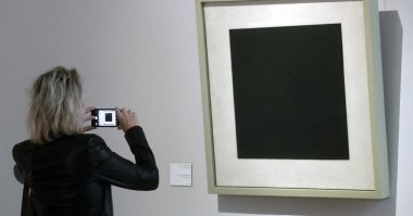 " Многие продолжают пытаться разгадать тайну этого шедевра..."
Стесняюсь спросить, а вчем шедевральность этого творения?