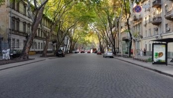 Брусчатка, гранит, уложена в 1909.