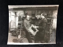 "Приём стеклотары. Пивная 0,5-12 кпопеек. Молочная-15 копеек. Винные 0,7 принимали неохотно.. СССР. Начало 1980-х"
Опять пионЭрия на марше.
В начале 80-х пивная бутылка 0.5л стоила 20 коп, молочная 0.5л - 15 коп., молочная 1л - 20 коп.
Винные брали нормально, только этикетку отмочить. Проблемы были с бутылками из под шампанского  - вот там фольгу хрен отдерешь, а с фольгой не брали.