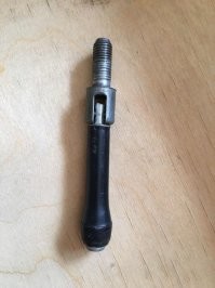 А Димон то не прост - использует винт с рукояткой как массажер.