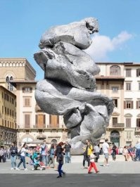 Вот это бы лучше снесли, а в Китае памятник просто шикарен.