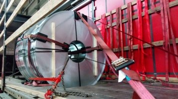 Приятель работает по Европе, присылал фото как крепят груз. Если полиция поймает с незакрепленным или плохо закрепленным грузом, то отимеют жестко.