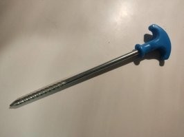 >>> 8. "Стержень длиной 20 см с синей ручкой и мелкой резьбой на конце. Для чего такой нужен?"

Это болт с резьбой для хитрой жопы.