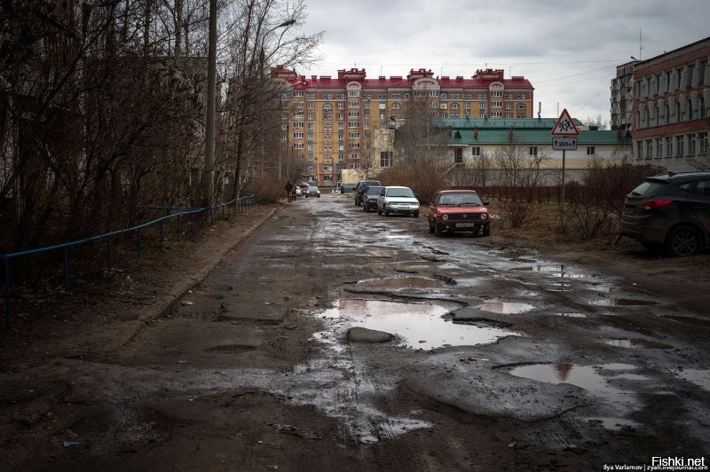 Но люди то живут здесь, а не в ваших Диснеевских фасадах. Вы бы тоже жили там же, но за ворованными фасадами...