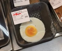 Интересно, они имели ввиду, что яйцо плохо прожарено или что?