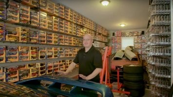 Это не коллекционирование, а накопительство. Никакого определенного направления, все модели разнокалиберные(разномасштабные). да и не модели это, а так игрушки детские. Накопление ради количества, а не качества.