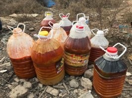 вы что такое говорите, сминать! там половина тары пойдет на пр-во контрафакта))) в китае добрая треть мелких чифанек работает на 地沟油 - масле, нелегально добытом из канализации