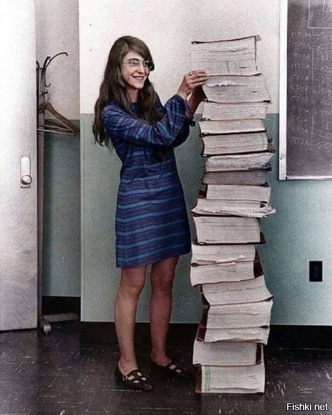 А потом всё про (е) бали: и код, и программистов, и скафандры, и двигатели...

"Маргарет Хэмилтон, ведущий инженер-программист НАСА по программе «Аполлон», стоит рядом с кодом, который она написала от руки, который доставил Человечество на Луну в 1969 году".