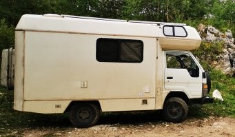 Ну вот у меня он рабочая лошадка. Правда он правильный, с возможностью залезть куда "Макар коз не гонял". Пару-тройку раз всего за 15 тыс км ночевал в местах куда может доехать обычный автодом, остальное все через буераки, но места красивые.